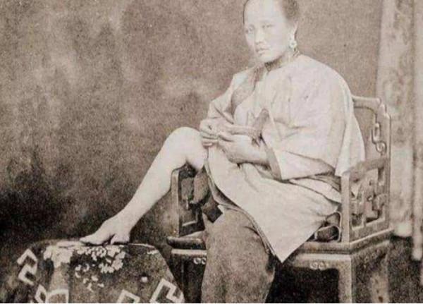 民國一農婦回憶：“賣大炕”女子“工作”時，丈夫抱孩子出門等候