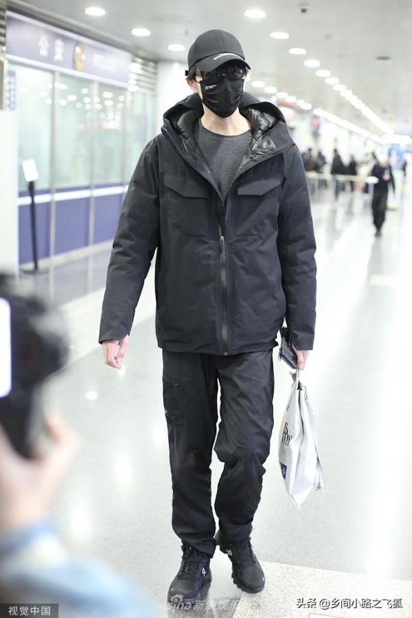 徐開騁All black酷帥有型 鴨舌帽墨鏡遮面氣場全開