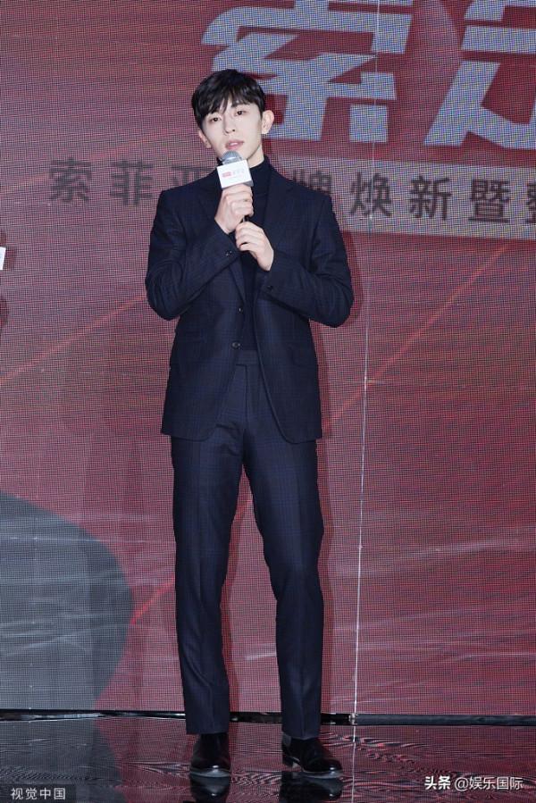 鄧倫穿黑色修身西裝帥氣十足 面板雪白