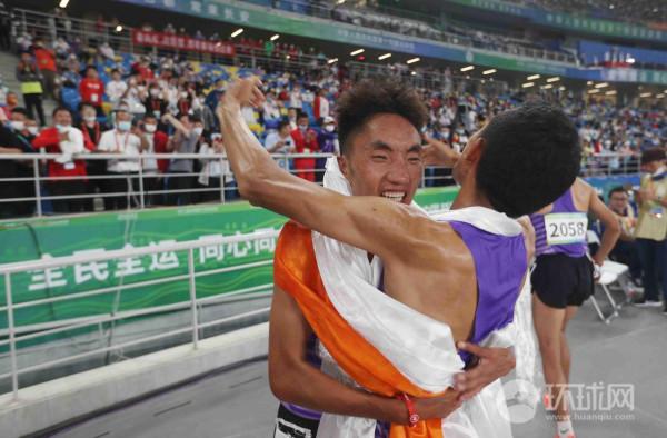 「圖集」全運會男子萬米決賽，西藏選手多布傑以28分35秒24衛冕成功