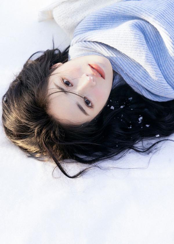 周潔瓊情人節釋出暖陽冬日寫真 置身雪地空靈氛圍感拉滿