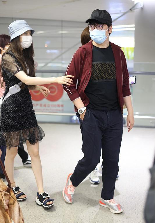 生娃後的吉娜不太自信，穿膝上波點裙走機場，挽著郎朗胳膊不撒手