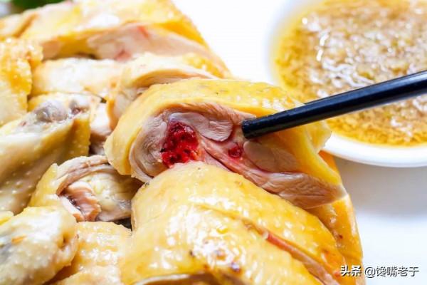 白切雞“骨中帶血”，吃了不拉肚子嗎？行話：斬開雞骨一線紅