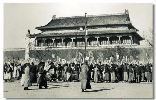 1995年，一對大紅燈籠被拍賣出1380萬的高價，這背後有什麼故事？