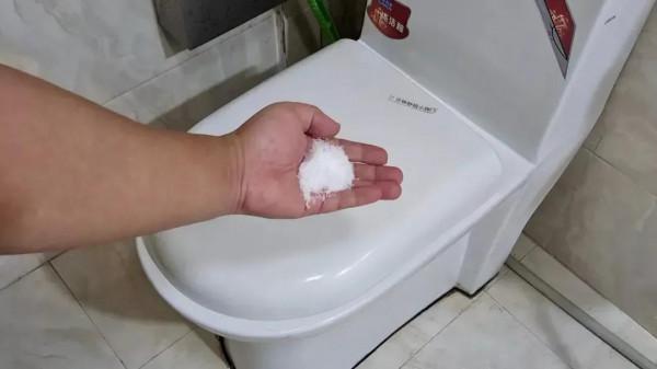 廁所撒上一把食鹽,真是太實用了,一年省下幾百塊,學會試一試 廁所撒上一把食鹽,真是太實用了,一年省下幾百塊,學會試一試