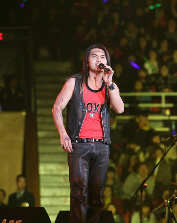 你可能不認識迪克牛仔是誰，但你一定聽過《有多少愛可以重來》