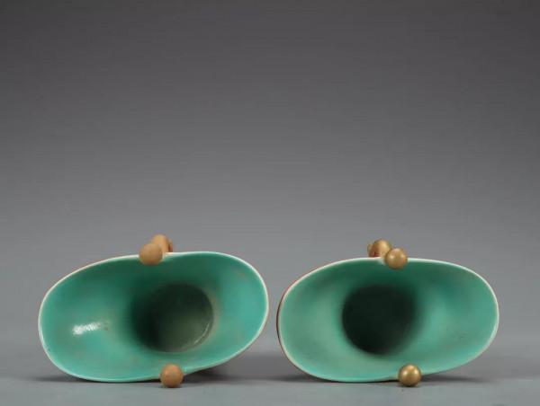 清-乾隆 琺琅彩爵杯一套規格：高帶底座高13.8cm 杯淨高11.8cm 寬7cm