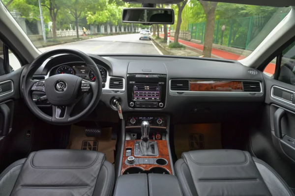 3.0T+8AT+四驅的二手大眾途銳,23.68萬唾手可得 3.0T+8AT+四驅的二手大眾途銳,23.68萬唾手可得