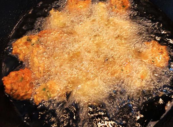 炸素丸子時,加一樣東西,丸子外酥裡嫩,不吸油不回軟,太香了 炸素丸子時,加一樣東西,丸子外酥裡嫩,不吸油不回軟,太香了