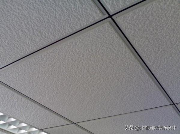 衛生間吊頂怎麼選，鋁扣板、石膏板還是蜂窩鋁板？