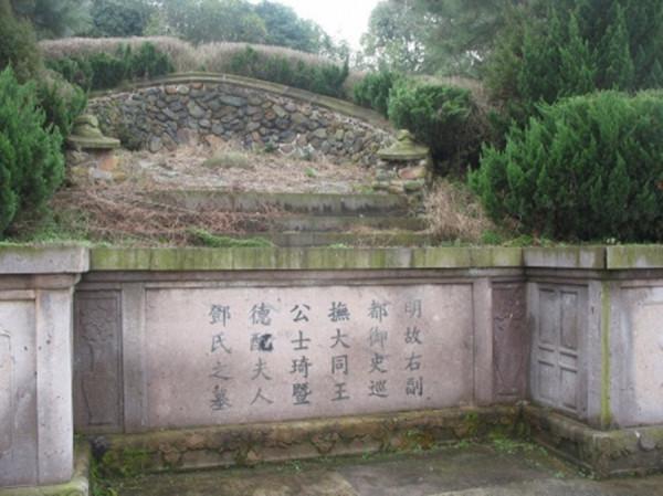 1956年,浙江村民為蓋豬圈,上山採石料,卻意外挖出107件文物 1956年,浙江村民為蓋豬圈,上山採石料,卻意外挖出107件文物