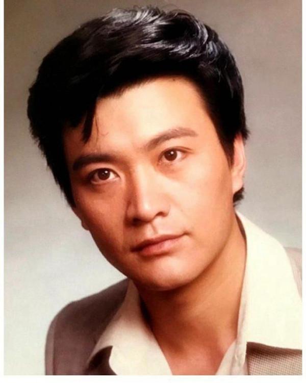 周裡京的痛心往事：事業最巔峰時，妻子在家遇害，成為他一生的痛