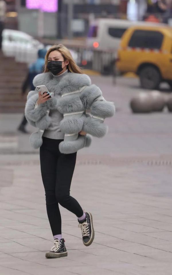 看街拍 學穿搭：9組短款皮草穿搭示範 哪組你最喜歡？