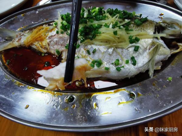 廣東清蒸鯿魚,一條魚2斤多,在飯店裡賣48塊,每天至少賣20份 廣東清蒸鯿魚,一條魚2斤多,在飯店裡賣48塊,每天至少賣20份