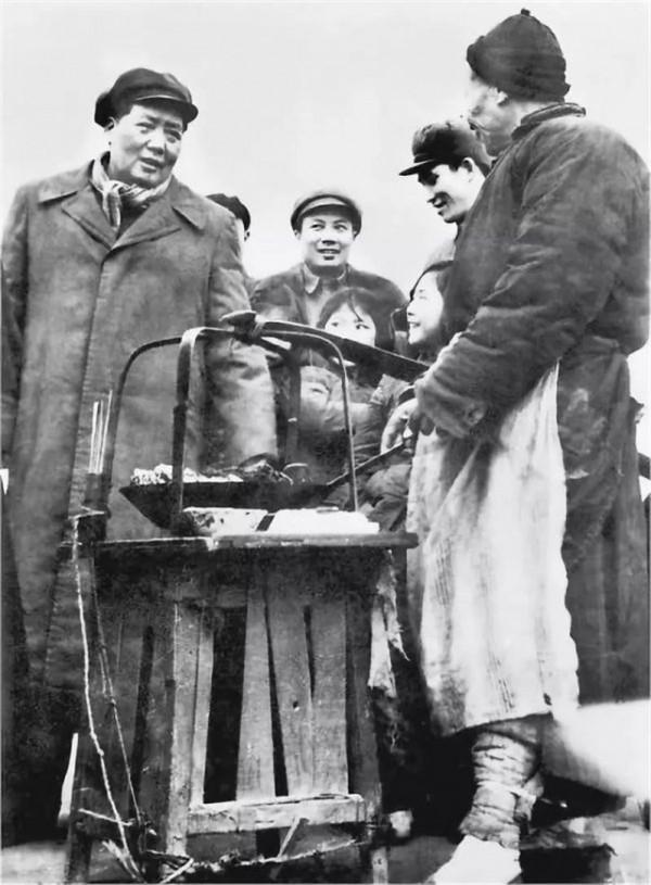 主席遊蛇山與小販攀談，被一小女孩認出，毛：我長得有點像主席喲