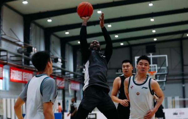 心寬體胖，冠軍教頭“快樂”執教！做好自己，山西男籃專注賽場