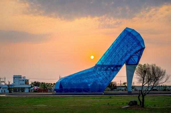 嘉怡公園內一奇特建築，為巨型玻璃高跟鞋，閃亮好看成網紅聖地