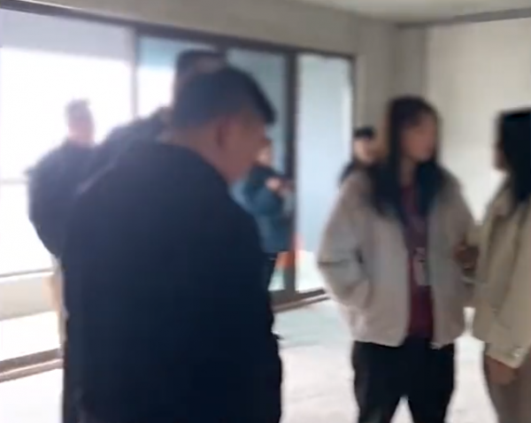 是個人才！貴州一業主同時約見20多家裝修公司，堪稱大型競標現場