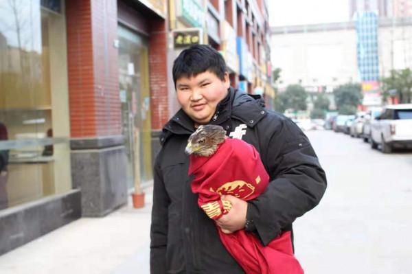 90後​“猛禽醫生”：救治的蒼鷹在天空飛行1000多天了