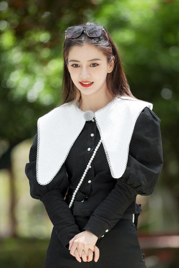 Angelababy楊穎確定不是18歲？穿藍白運動服配麻花辮，像個高中生