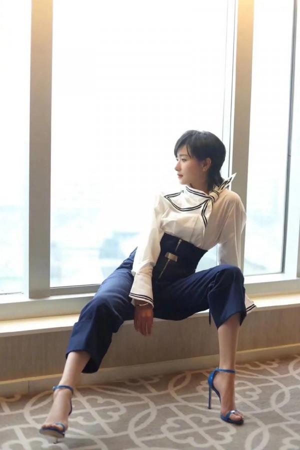 精緻的面龐，優雅迷人，時尚女神萬茜