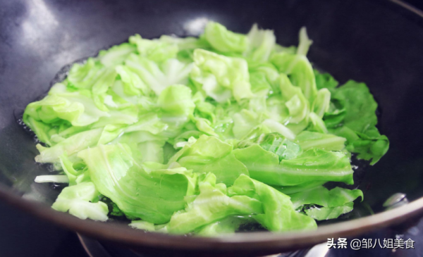 炒包菜切了就炒不好吃，記住炒前加2步，包菜好吃又健康，下飯香
