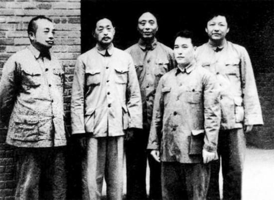 毛澤東借書遭同學刁難,主席妙對下聯,對方羞愧道歉:賢兄大才 毛澤東借書遭同學刁難,主席妙對下聯,對方羞愧道歉:賢兄大才