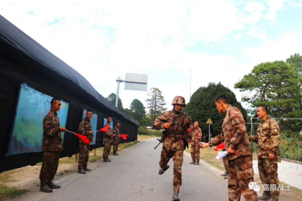 負重組合練習，列兵比班長快3秒！