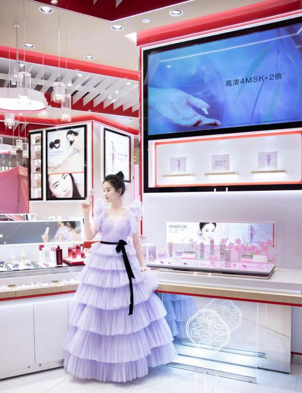 劉亦菲不同於一般小花,藍色紗裙盡顯女性溫柔,美得挺高階 劉亦菲不同於一般小花,藍色紗裙盡顯女性溫柔,美得挺高階