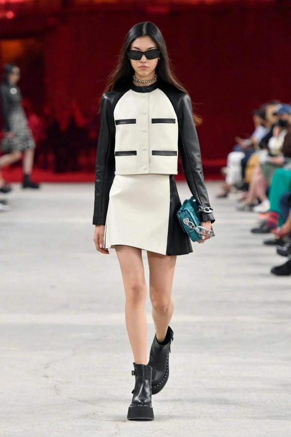 日法混血超模新秀Mika Schneider走秀合集出道即巔峰狂攬33個品牌