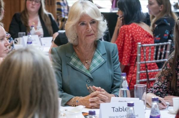 74歲卡米拉穿淡藍色現身，戴藍色梵克雅寶手鍊，秋天裡的一抹清爽