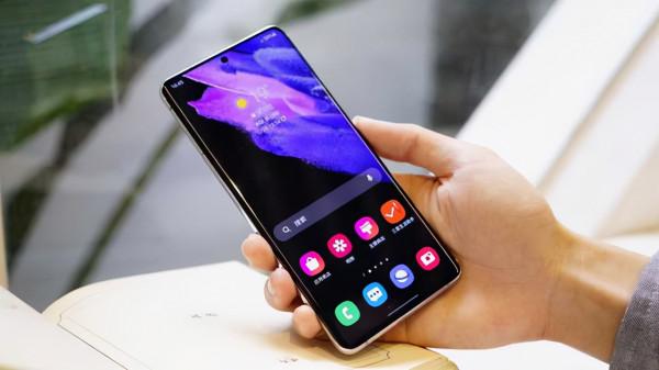 不吹不黑！回顧2021年釋出的超級旗艦，我願稱這4款為“真機皇”