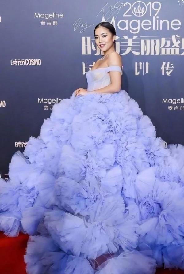 明星造型“尷尬史”:有人像荷包蛋,有人醜似女巫,有人老10歲 明星造型“尷尬史”:有人像荷包蛋,有人醜似女巫,有人老10歲