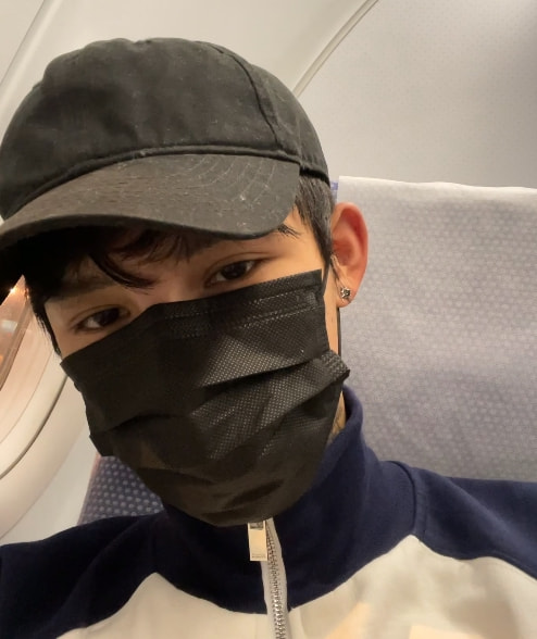 殷世航與小豬上演“兄弟情深”，卻被內增高搶鏡，這是踩著高蹺？