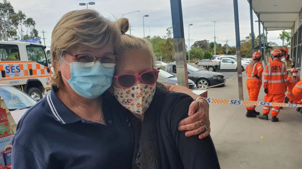 驚險！澳洲80多歲老太太開車衝上人行道，撞進店鋪，丈夫腿腳被擠壓受傷