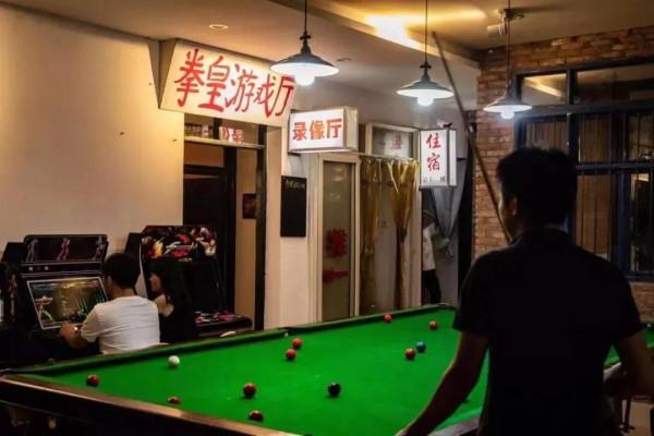 街上的老男孩—小鎮上的少年(五張嶄新的貳元) 街上的老男孩—小鎮上的少年(五張嶄新的貳元)