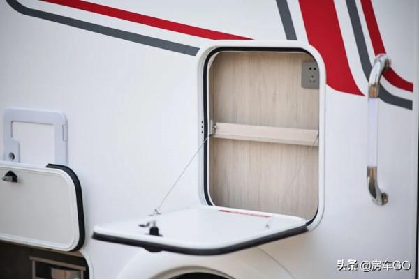 適合4-6人旅行的高配房車,標配820Ah電池+柴暖,可以四季出行 適合4-6人旅行的高配房車,標配820Ah電池+柴暖,可以四季出行