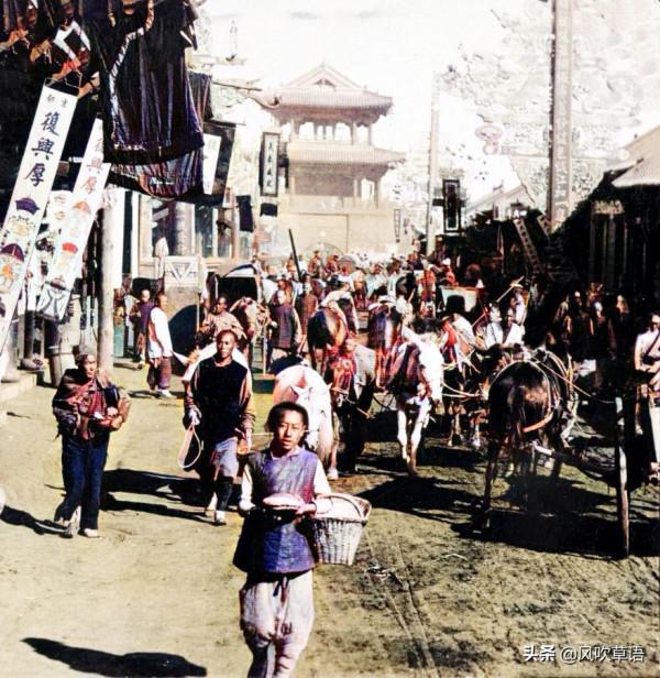 1904年的奉天（今瀋陽）中街，鐘鼓樓邊的街市熱鬧繁華