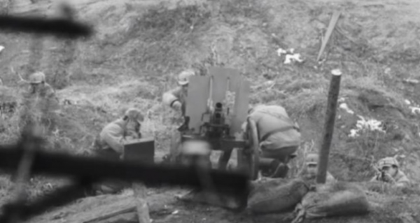 湖南一15歲新兵擅自開炮，被連長呵斥關禁閉，團長忙攔：記二等功