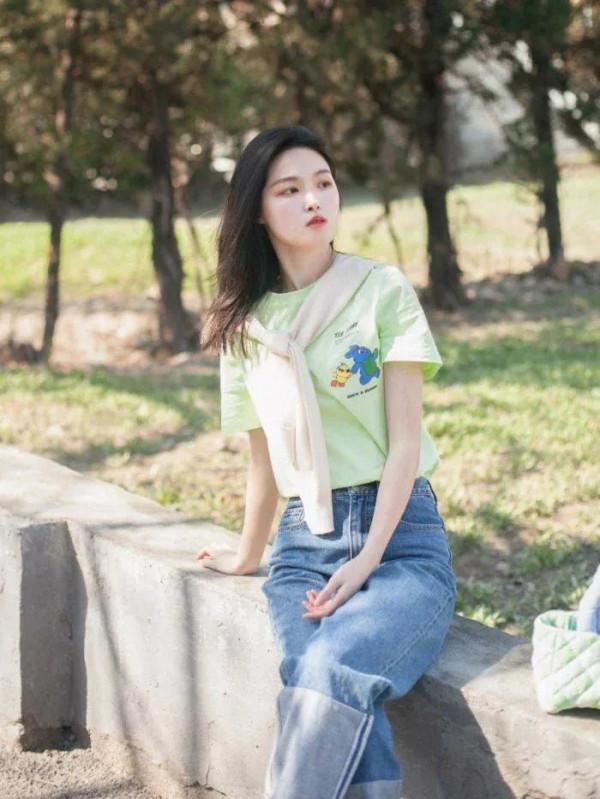 基礎款這麼穿更有氣質,淺綠色T恤配牛仔褲減齡時髦,青春感滿分 基礎款這麼穿更有氣質,淺綠色T恤配牛仔褲減齡時髦,青春感滿分