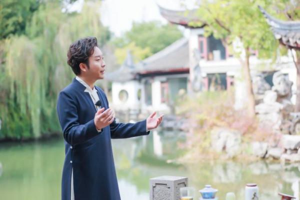 從“服務員”到“貴妃”，被辱罵的20年間，李玉剛究竟經歷了什麼