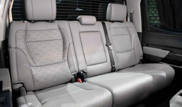 新一代豐田坦途實車曝光，換裝新前臉，外觀霸氣，搭3.5T混動系統