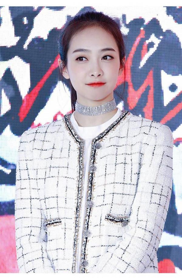 焦俊豔久違亮相，穿黑色小香風外套助陣電影首映禮，一頭短髮真颯