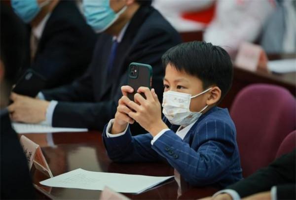 恭喜！奧運代表團榮獲2520萬港幣，富商兒子追星馬龍拿手機拍不停