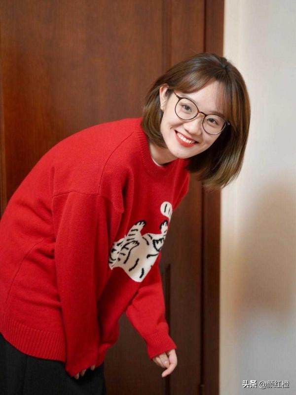 冬天不要只會穿黑白灰，“紅色”搶眼高調又顯白，時髦又有氣場
