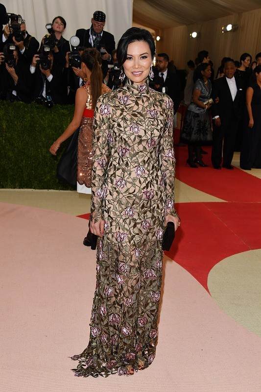 鄧文迪不愧是國際名媛，穿成“花蝴蝶”也挺高階，站哪兒都是焦點