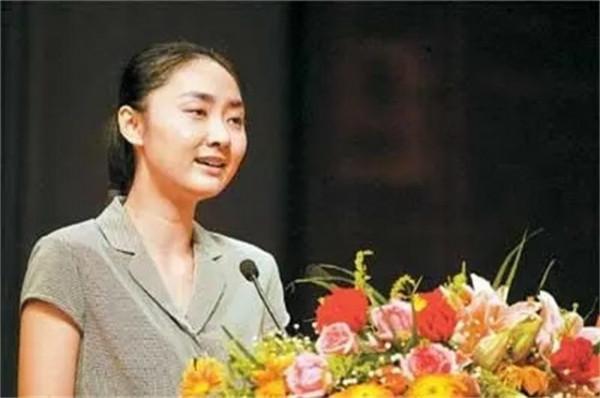 “深圳玫瑰”邢丹葬禮：與老公叢飛合葬，五歲女兒痛哭，千人送別