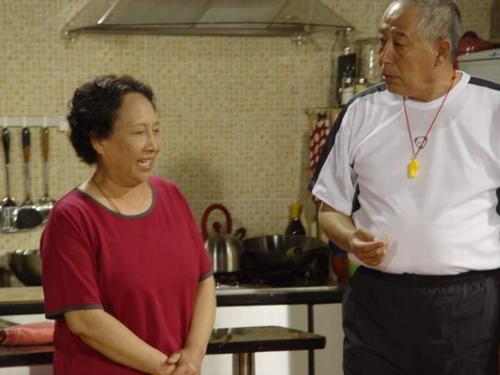 “傅明”文興宇：9歲喪父，妻子比他小6歲，一天三包煙患癌去世