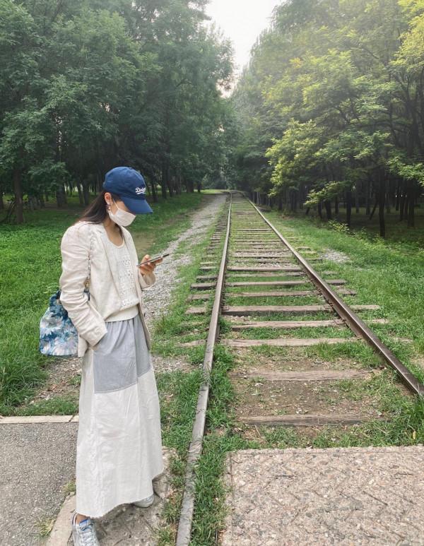 趙今麥也喜歡慵懶國風 西服配亞麻闊腿褲展現復古文藝範兒 趙今麥也喜歡慵懶國風 西服配亞麻闊腿褲展現復古文藝範兒