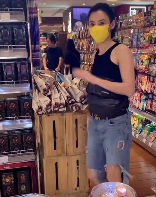 41歲張柏芝美到像吃防腐劑!穿破洞牛仔褲超辣,逛街自帶巨星光環 41歲張柏芝美到像吃防腐劑!穿破洞牛仔褲超辣,逛街自帶巨星光環